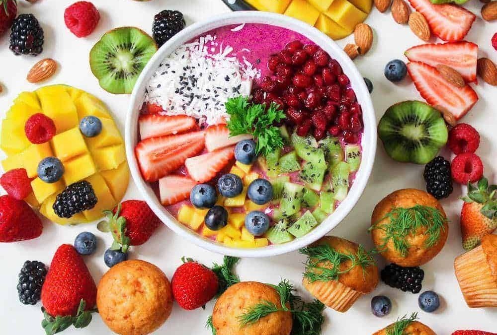 Fragola kiwi mango mirtilli ciotola di smoothie con frutta fresca e decorazioni di frutta mista, alimenti sani, colazione salutare, ingredienti naturali, frutta tropicale.