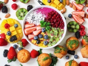 Fragola kiwi mango mirtilli ciotola di smoothie con frutta fresca e decorazioni di frutta mista, alimenti sani, colazione salutare, ingredienti naturali, frutta tropicale.