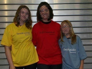 Cognome stampato sulle magliette di tre persone con facce censurate, sfondo in lamiera metallica, fashion, moda, t-shirt personalizzate, street style, espressione artistica.
