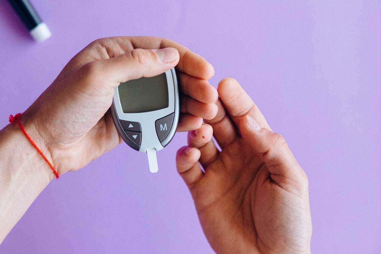 Sensore per il monitoraggio della glicemia per diabetici, tecnologia medica, dispositivo medico portatile, controllo della salute, strumento per diabetici, cura e benessere.