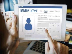 Driver's license digitale su tablet, registrazione online, documenti di identità, procedura digitale, esempio di form per patente di guida.