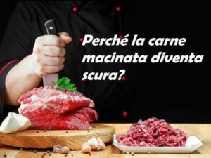 Carne macinata cruda e coltello da chef su tavolo di legno con testo su perché la carne macinata diventa scura. Ricetta, sicurezza alimentare, qualità della carne, approfondimento cucina italiana.