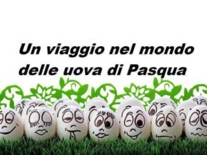 Uova di Pasqua con faccine disegnate, atmosfera festosa del viaggio pasquale, decorazioni di primavera, simbolo di resurrezione e rinascita, festa di Pasqua.