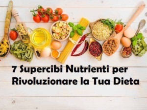 Ricette con pasta, ortaggi e spezie fresche su fondo di tavola in legno.