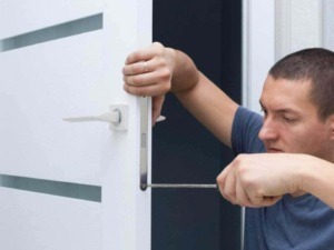 Serrature per porte blindate e sicurezza domestica, installazione professionale e riparazioni rapide. Specialisti in sistemi di sicurezza per proteggere la tua casa o ufficio.