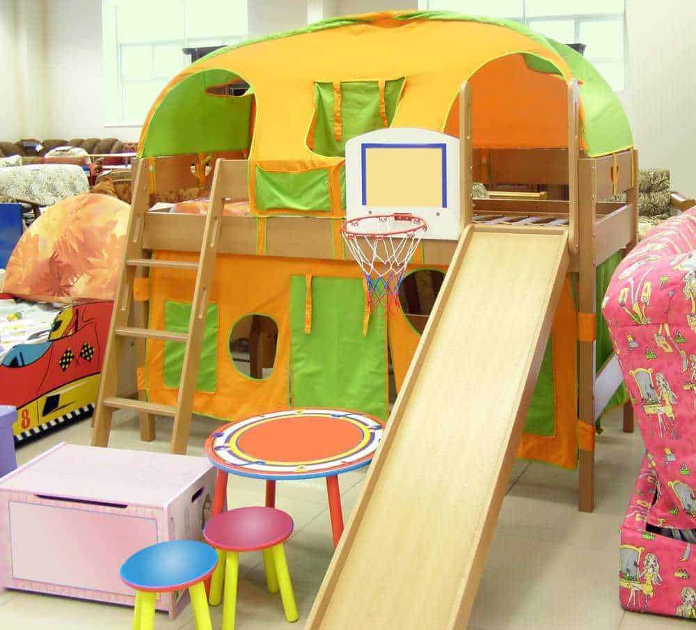 Colorato castello gioco per bambini con scivolo e canestro da basket, ideale per arredi di giochi indoor e aree ricreative per bambini. Design attivo e sicuro, perfetto per ambienti educativi e ludici.