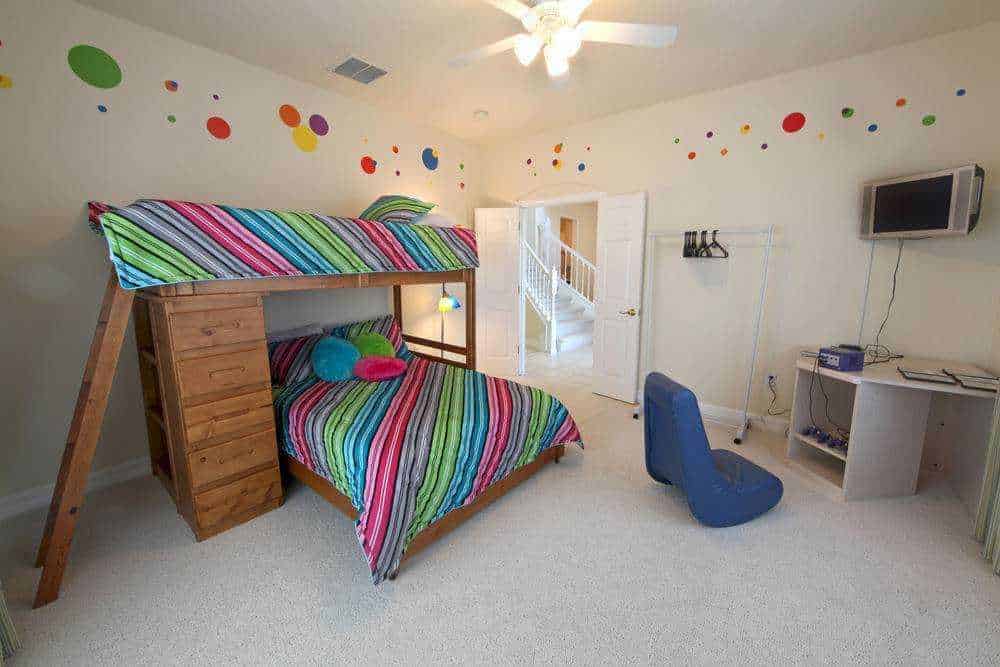 Letti innovativi per bambini e ragazzi di altissima classe 5 Colorato dormitorio con letto a castello e decorazioni di stelle colorate sul soffitto per uno spazio di giochi e relax per bambini.