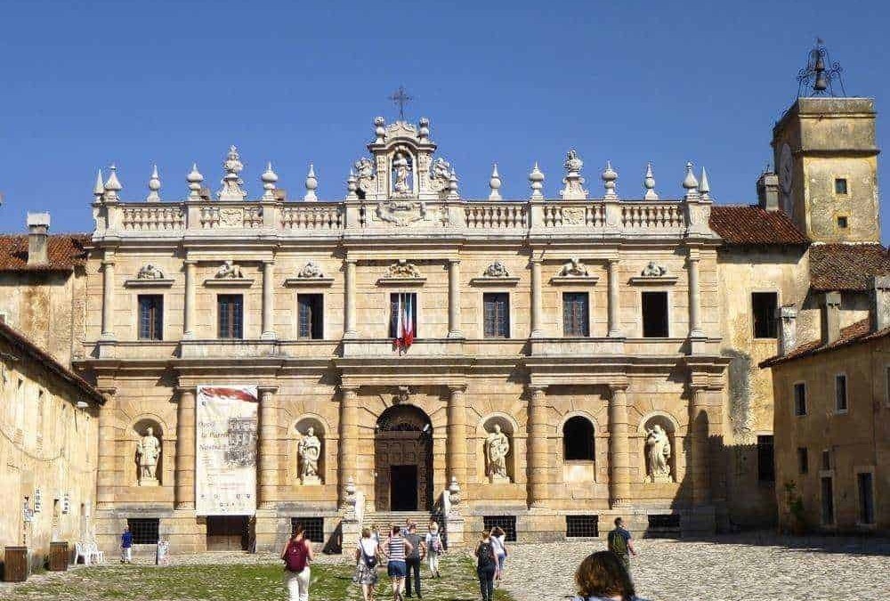 Imponente facciata barocca del Monastero di San Francesco a Noto, Sicilia, con dettagli architettonici eleganti e statue che adornano l'ingresso.