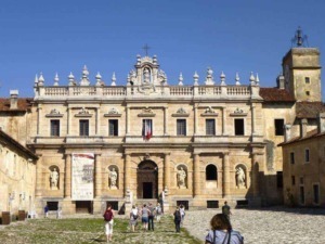 Imponente facciata barocca del Monastero di San Francesco a Noto, Sicilia, con dettagli architettonici eleganti e statue che adornano l'ingresso.