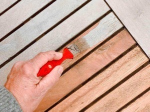 Rimuovere vernice con spatola su superficie in legno, lavoro di restauro o manutenzione di arredi in legno, immagini di bricolage, migliorare i mobili di casa.