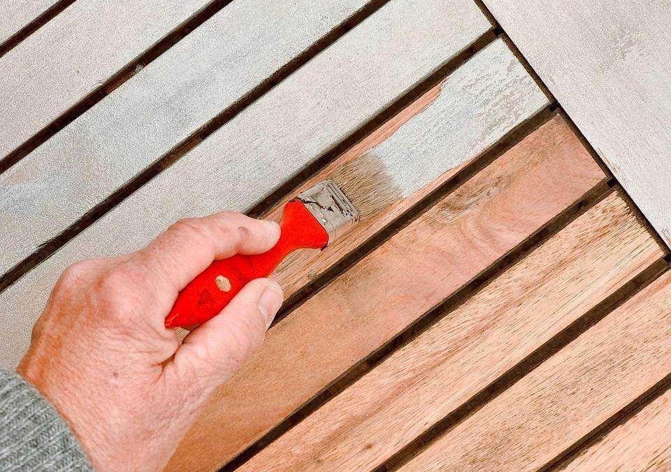 Rimuovere vernice con spatola su superficie in legno, lavoro di restauro o manutenzione di arredi in legno, immagini di bricolage, migliorare i mobili di casa.