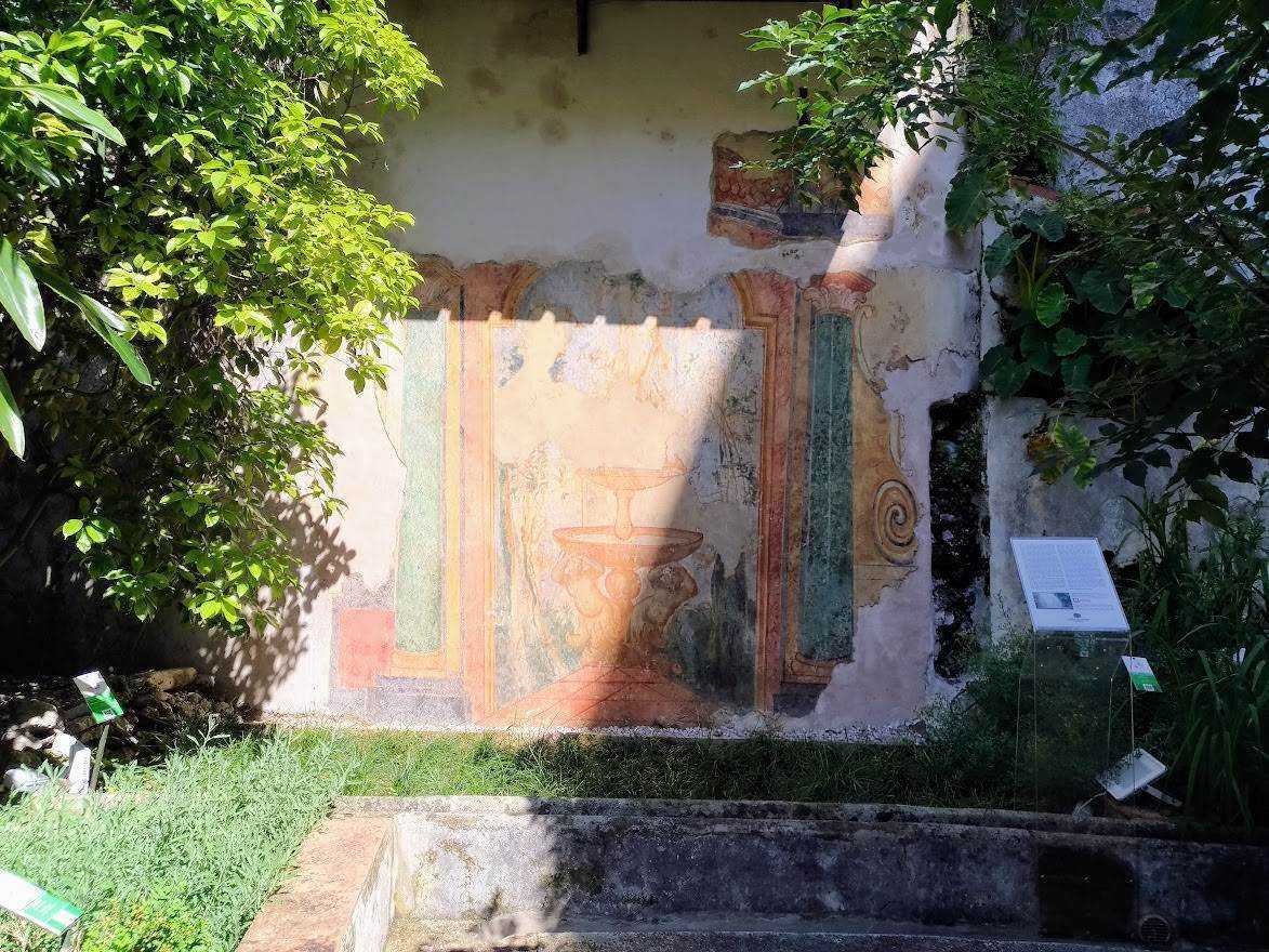Giardino della Minerva Salerno del XII secolo - Affresco fontana dea Minerva