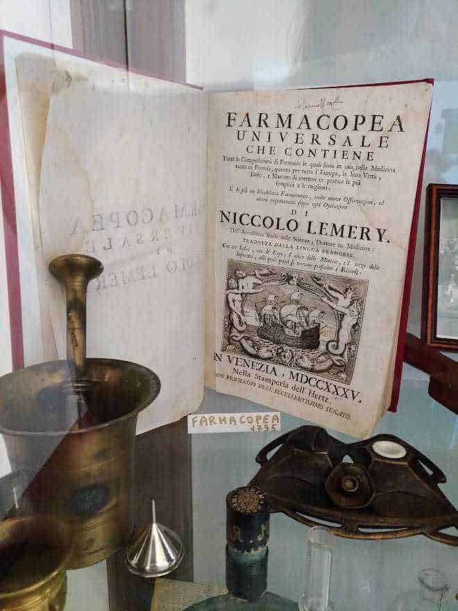 FARMACOPÉA UNIVERSALE, antica stampa di medicina veneziana, strumenti storici per la cura, edizione del 1630, esposizione museale, Oggetti farmacologici storici, curiosità sulla medicina antica.