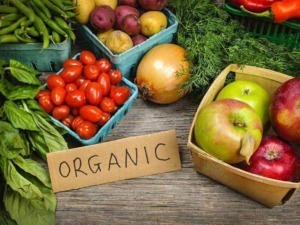 Pomodori e mele bio in cassette di legno organico, verdure fresche e salutari da agricoltura sostenibile. Prodotti biologici e naturali per uno stile di vita sano e consapevole.