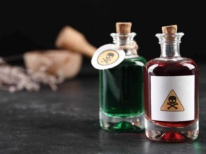 Fiale chimiche con etichette di avvertimento, sostanze pericolose, sicurezza e rischio, fiale colorate di verde e rosso, produzione di alarmismo, concetto di pericolo e avvertimento.