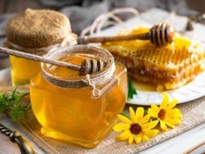 Miele di avvolgente in barattolo con api, miele di favo naturale sul cotone, fiori gialli, simbolo di dolcezza e naturalezza. Perfetto per la salute e la cucina biologica.