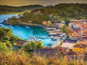 Venezia ligure, paesaggio costiero, porto turistico, case colorate, natura, mare calmo, turismo in Liguria, città mediterranea, destinazione turistica, scenic coastal view.