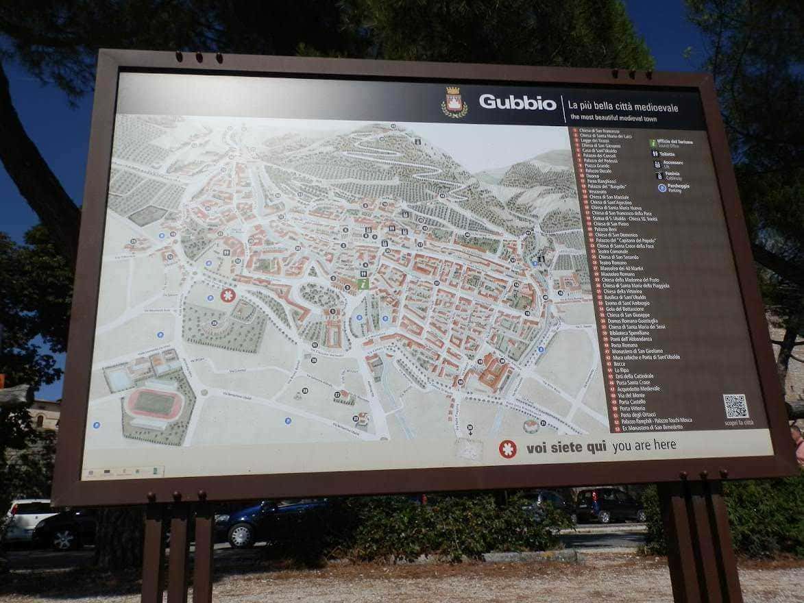 Cartina di Gubbio, città medievale, con punti di interesse storico e turistico, principalmente nel centro storico e le sue attrazioni.