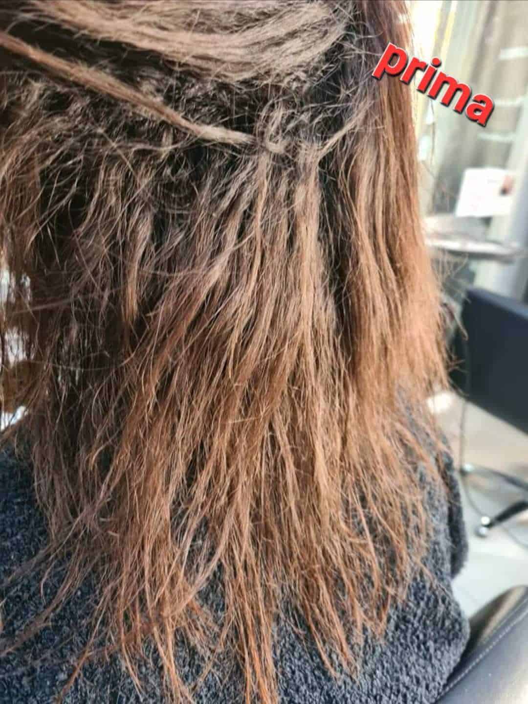 Mèches color rame su capelli lunghi e ricciature naturali, stile capelli prima di trattamento di colorazione o decolorazione, con capelli mossi e voluminosi, trattamento per capelli colorati.
