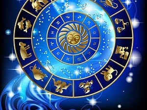 A1. Simboli zodiacali cristalli dorati disposti in un cerchio su sfondo blu stellato e cosmico.