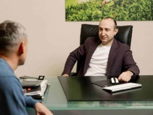 Professionista che incontra un cliente during una consulenza nel contesto di un ufficio.