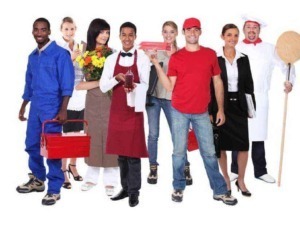 Un gruppo di persone che rappresentano diverse professioni e ruoli di vita, tra cui commerciante, chef e impiegati, sorridenti e pronti per il lavoro o il servizio.