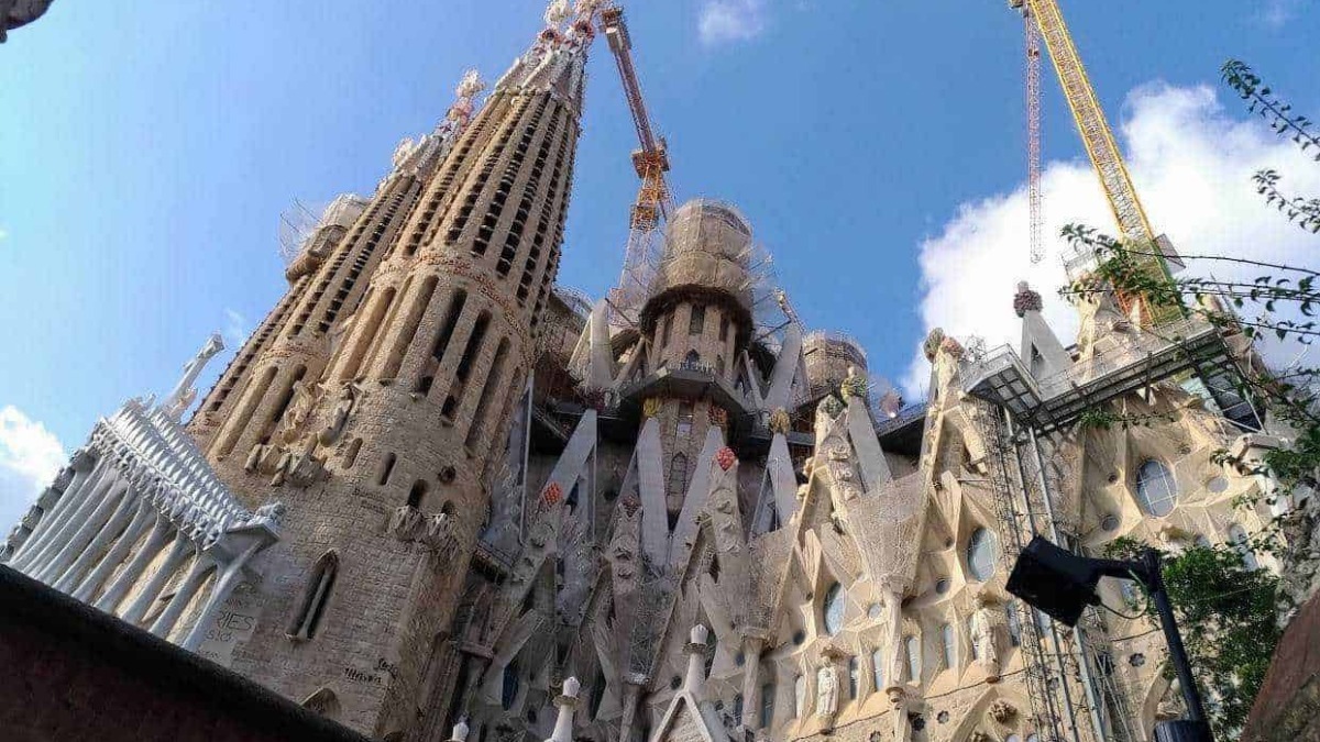 Architettura iconica della Sagrada Família di Barcellona in costruzione, con le sue torri alte e dettagli artistici forse tra i monumenti più conosciuti al mondo.