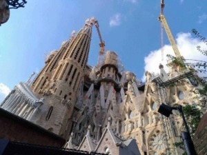 Architettura iconica della Sagrada Família di Barcellona in costruzione, con le sue torri alte e dettagli artistici forse tra i monumenti più conosciuti al mondo.