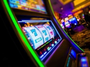 Slot machine con luci colorate in un casinò di sera, atmosfera vibrante e riconoscibile per appassionati di giochi d'azzardo.