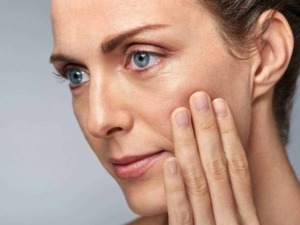 Luminosità e cura della pelle del viso, prima di un trattamento di bellezza o skincare, ritratto di una donna con pelle chiara e occhi azzurri.