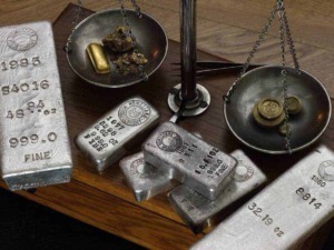 Lingotti d'argento con bilancia antica e monete d'oro, simbolo di valore e investimento in metalli preziosi, ideale per appassionati di finanza e collezionismo di metalli nobili.