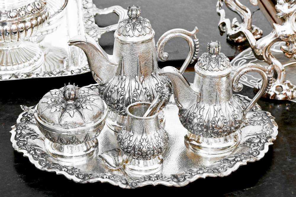 Come riconoscere l'argento: Argenteria in argento massiccio, servizio tea set con teiera, zuccheriera e porta polvere decorati con motivi eleganti e dettagli raffinati, perfetti come regalo o per occasioni speciali.