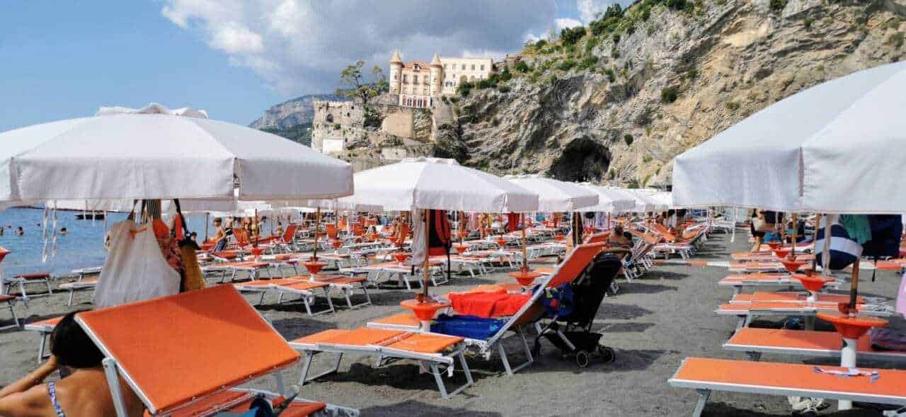 Sdraio e ombrelloni sulla spiaggia