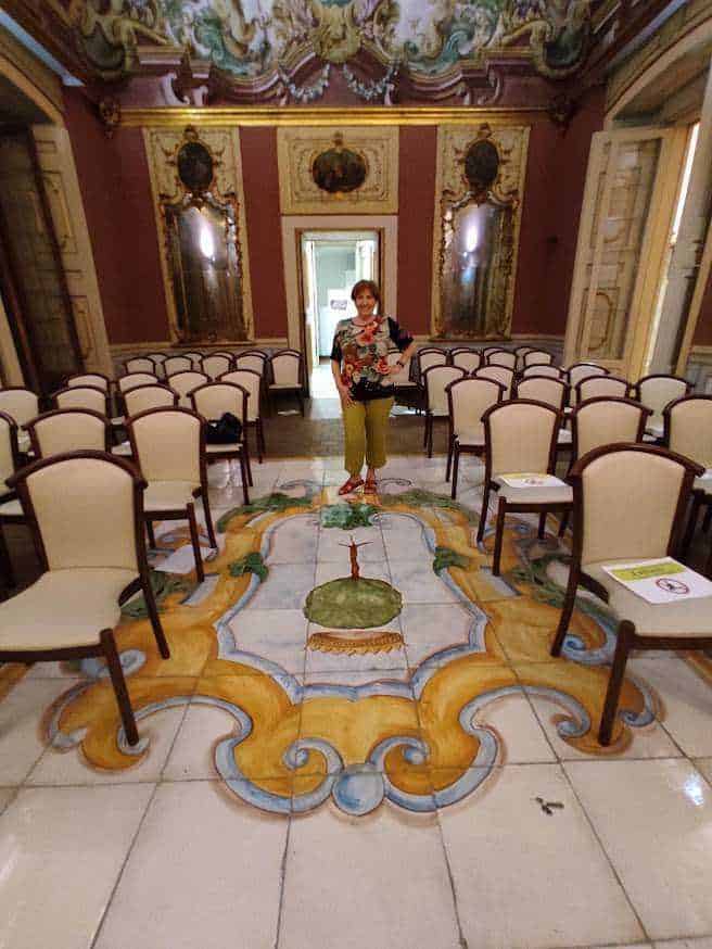 sale eleganti, decorazioni dorate e affreschi sul soffitt