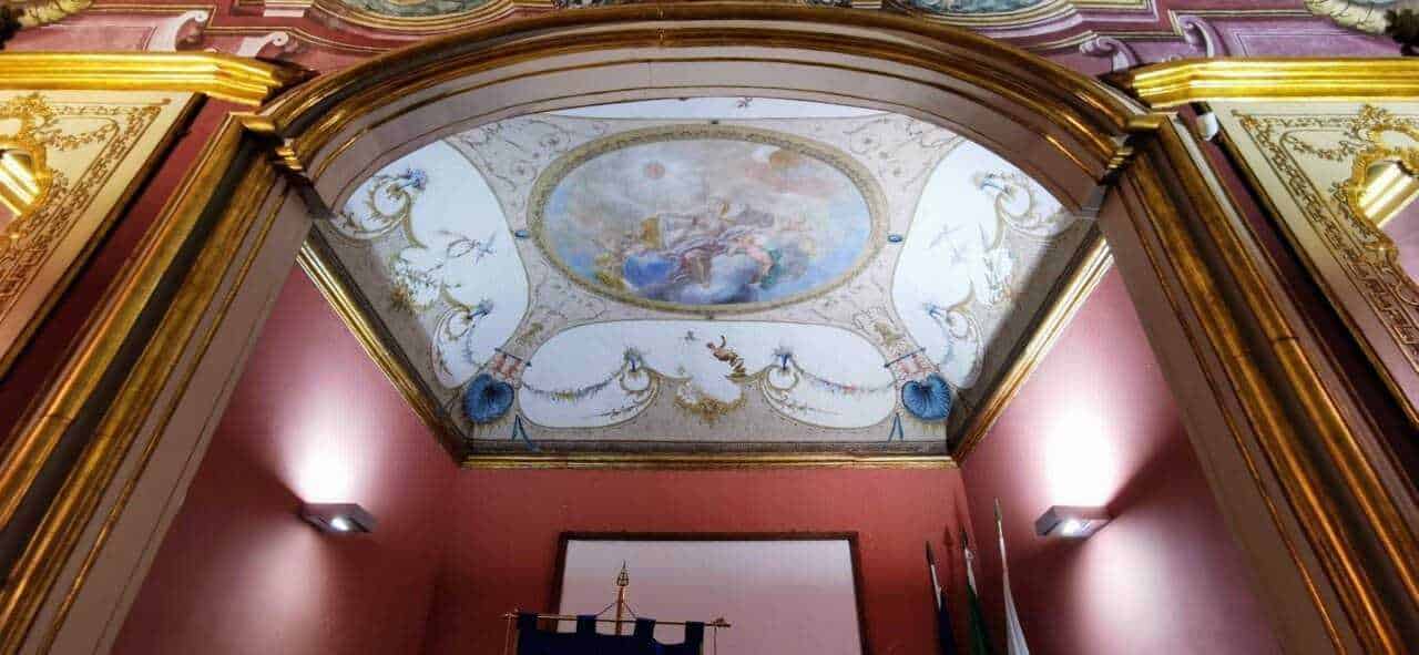 Decorazione artistica sul soffitto di un palazzo storico 