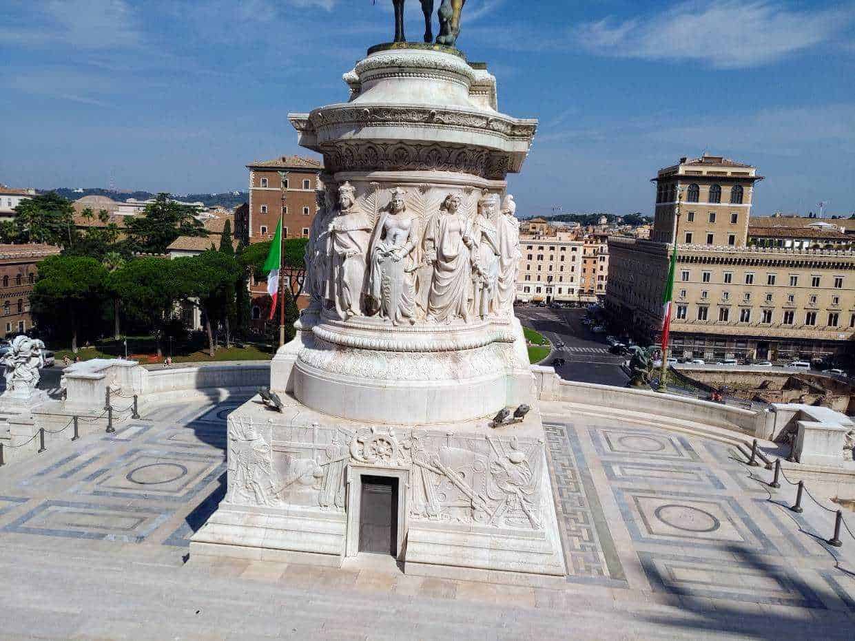 Colonna che regge statua Vittorio Emanuele.