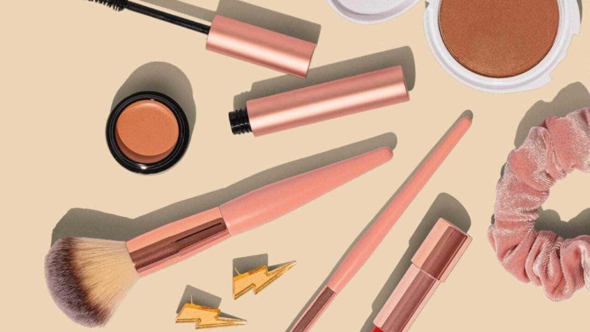 Beauty makeup set con pennelli e cosmetici rosa, accessori di bellezza e trucco, prodotti di cosmetica femminile, strumenti per il trucco, beauty routine, appunti sul blog.