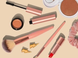 Beauty makeup set con pennelli e cosmetici rosa, accessori di bellezza e trucco, prodotti di cosmetica femminile, strumenti per il trucco, beauty routine, appunti sul blog.