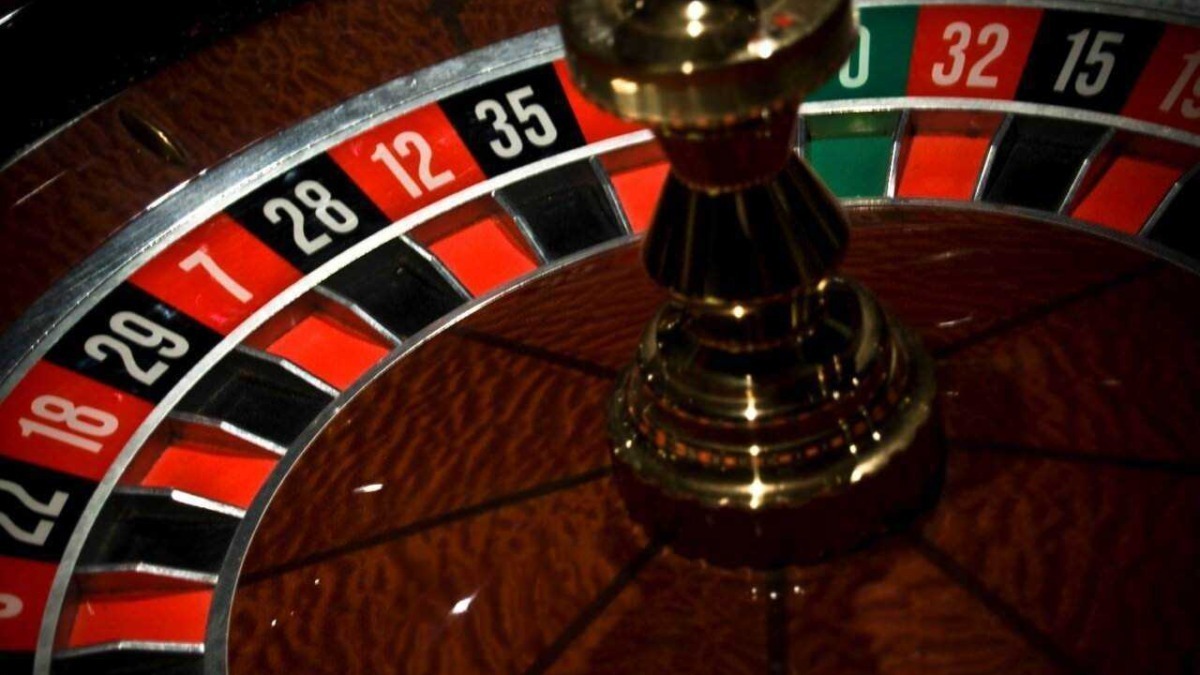 Guida roulette con tappo centrale, tavolo da casinò in legno, atmosfera da sala giochi, gioco d'azzardo e chance di vincita.