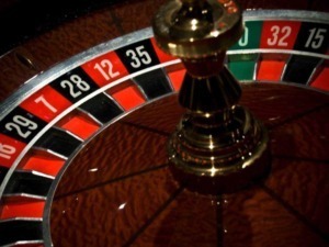 Guida roulette con tappo centrale, tavolo da casinò in legno, atmosfera da sala giochi, gioco d'azzardo e chance di vincita.