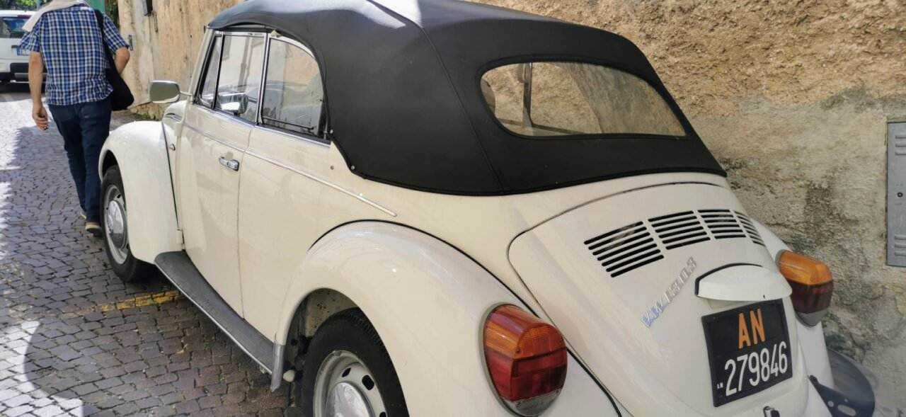 Storia del maggiolino Volkswagen, lo scarabeo d'epoca 3 Volkswagen Maggiolino cabrio vintage, auto d'epoca in stile classico, restaurata e perfetta per appassionati di auto storiche e collezionismo.
