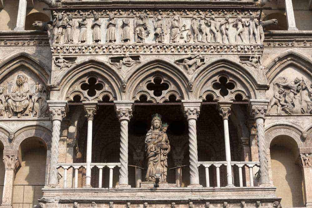 Cattedrale in stile romanico con archi a tutto sesto. 