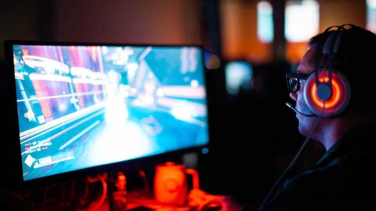 Industria del gaming con console e grafica digitale avanzata