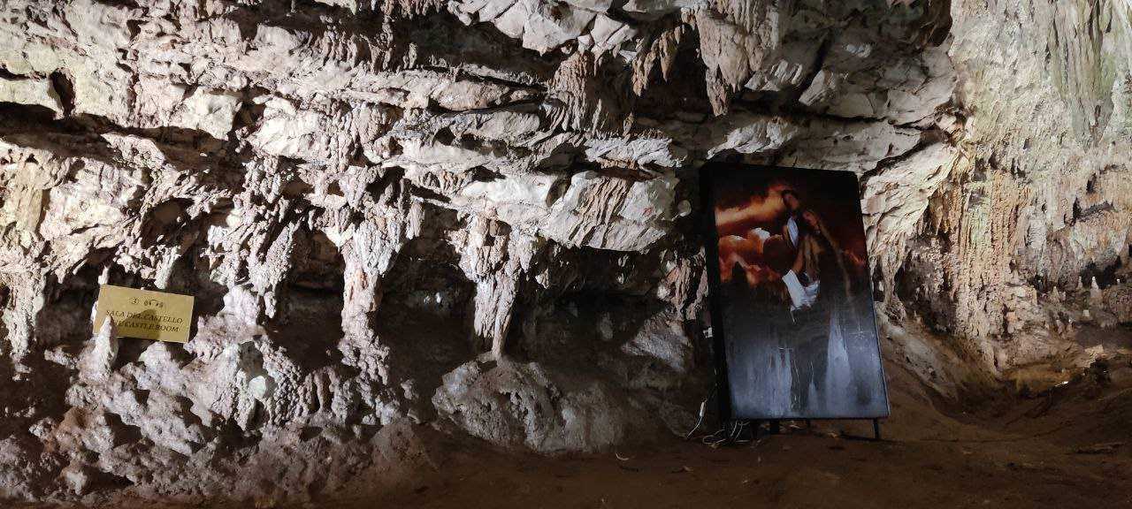 Cosa vedere nel parco del Cilento e Vallo di Diano 4 Scultura artistica all'interno di una grotta, installazione moderna in un ambiente naturale, esposizione di arte nella grotta, creazioni artistiche in contesto sotterraneo, Appunti Sul Blog.
