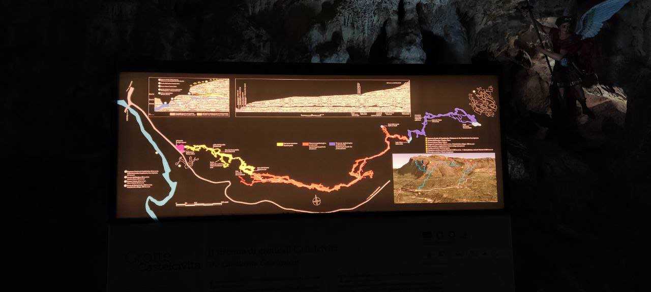 Cosa vedere nel parco del Cilento e Vallo di Diano 5 Percorso sotterraneo con mappa interattiva delle grotte, dettagli sui percorsi e caratteristiche geologiche, in un'ambientazione naturalistica.