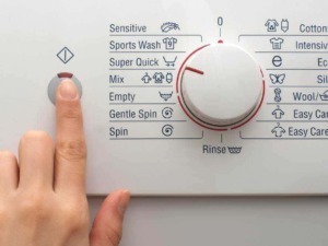 Lavatrice con vari programmi di lavaggio, simboli di cura dei tessuti, ideale per articoli di abbigliamento e tessuti delicati, perfetta per appunti sul blog di lifestyle e cura della casa.