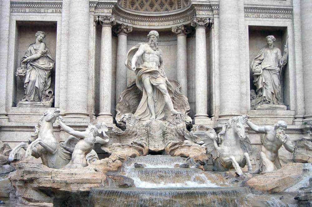 Fonte iconica di Fontana di Trevi a Roma, scultura barocca con leoni e figure mitologiche in marmo grandemente dettagliata e artisticamente affascinante.