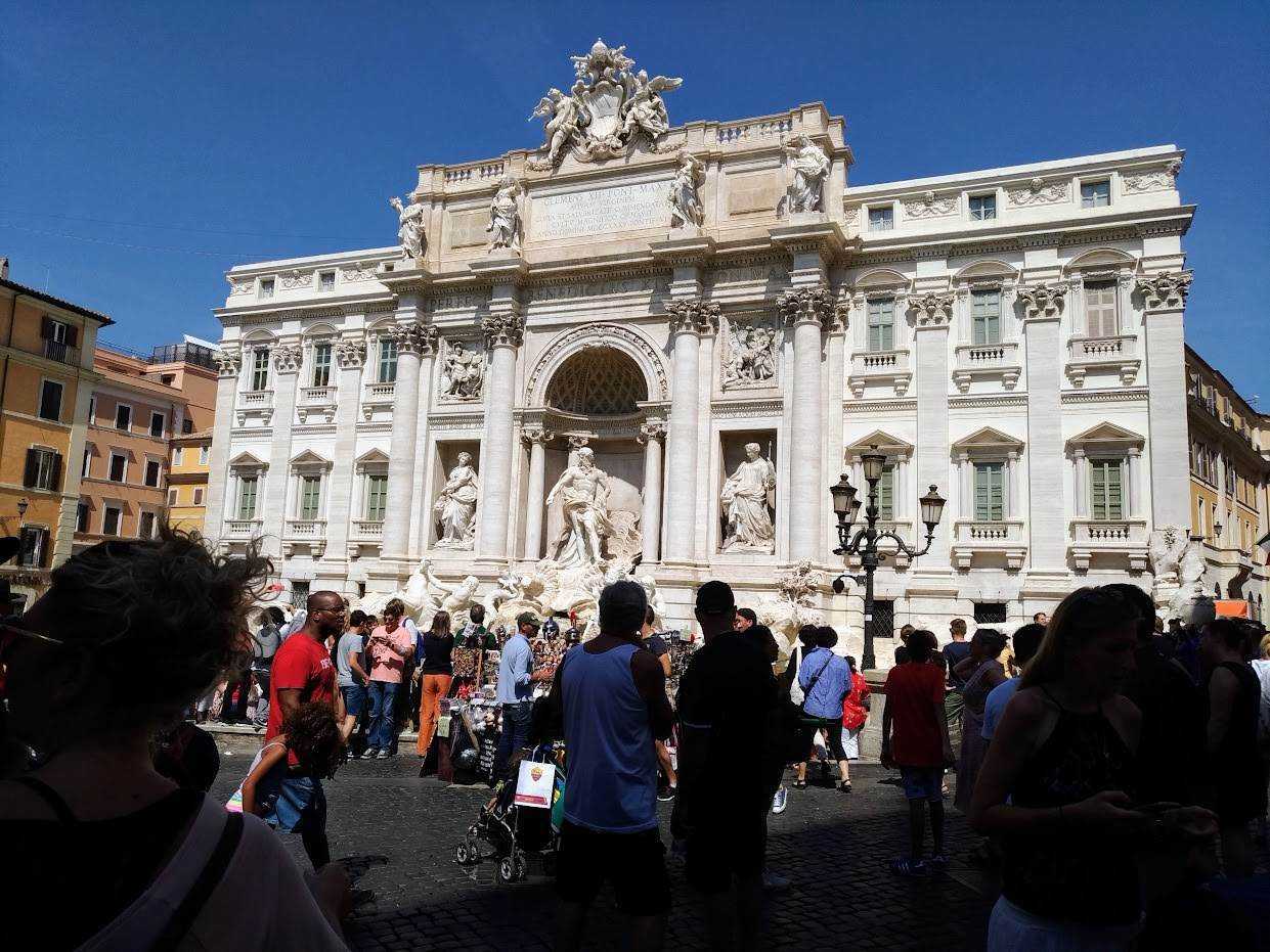 Arcata di Fontana di Trevi Roma, monumento iconico di Roma, fontana barocca famosa, piazza turistica Roma, attrazione turistica Roma, sculture in pietra, fontane storiche di Roma, turismo a Roma, piazza con fontana antica, monumento storico italiano.