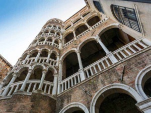 Fascino architettonico di un palazzo storico veneziano con eleganti logge e archi in pietra, simbolo di antica bellezza e stile rinascimentale in Italia.