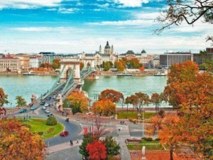 Ponti delle Catene a Budapest, vista panoramica sulla città, i colori autunnali sugli alberi, il Danubio e i monumenti storici, perfetta per appunti di viaggio e blog di turismo.